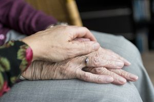 Ouderen welzijn: een diepe duik in gezondheidszorg, sociale activiteiten, geestelijke gezondheid en leefomstandigheden
